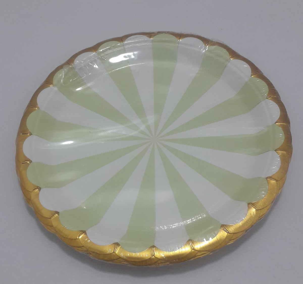 Plato blanco y verde clarito borde dor