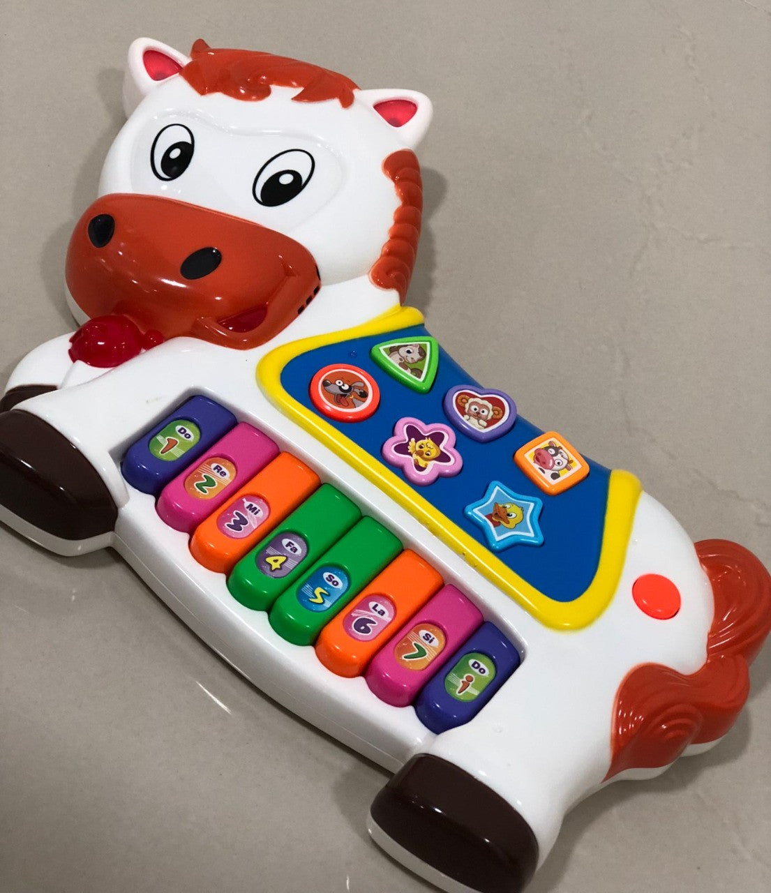 Piano didactico para niños con forma de