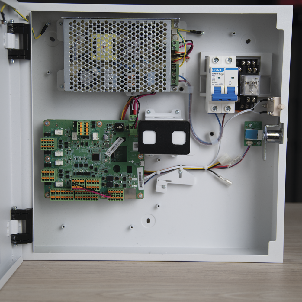 Controlador de Acceso para 4 puertas / 50,000 tarjetas / Servidor Web