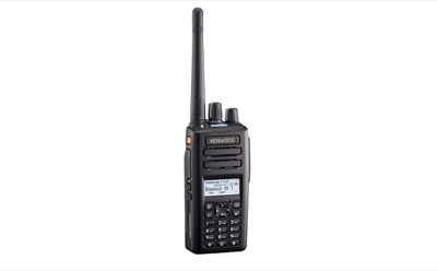 400-520 MHz, 260 Canales, Digital NXDN-DMR-Análogo, GPS, Bluetooth, IP67, 2 Pines, Incluye Batería-Antena-Cargador-Clip.