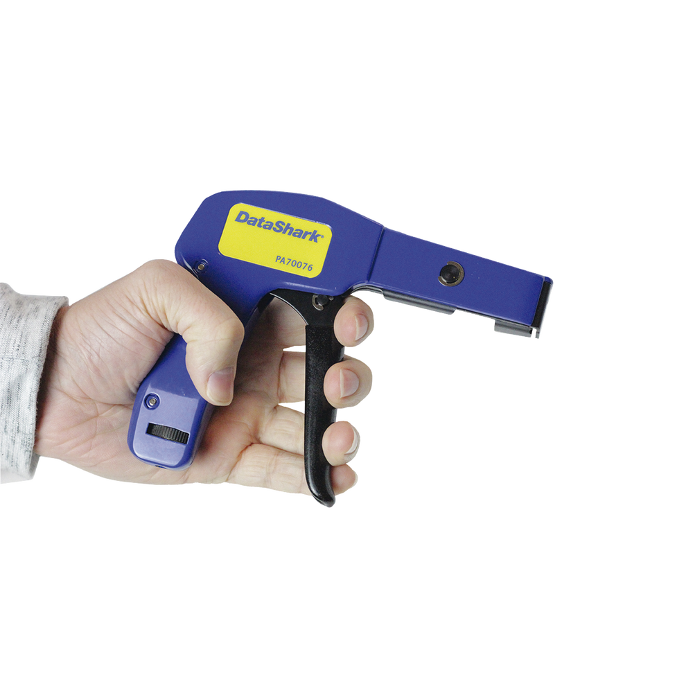 Gun for installing plastic straps with controlled tension and automatic cutting