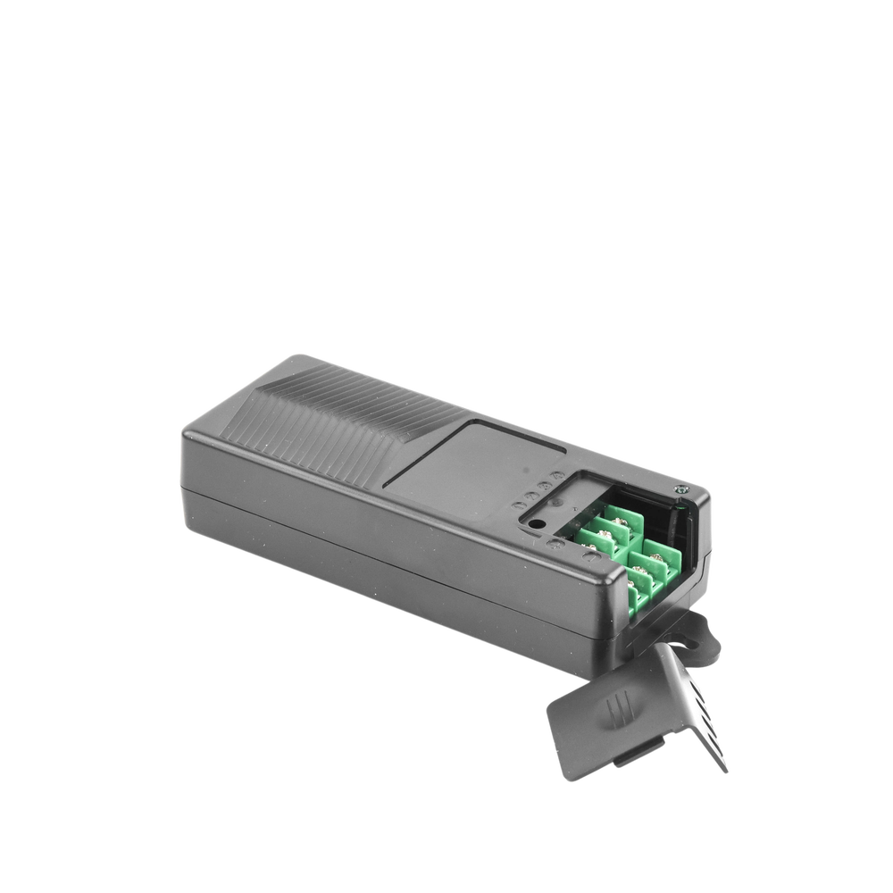 Fuente de Alimentación de 4 Salidas de 11 - 15 Vcd / 5 Amper / Voltaje de Entrada 110- 240 Vac / Fusible Termico PTC Integrado para Protección / Salida de Voltaje Inteligente hasta 3 Amper por Salida