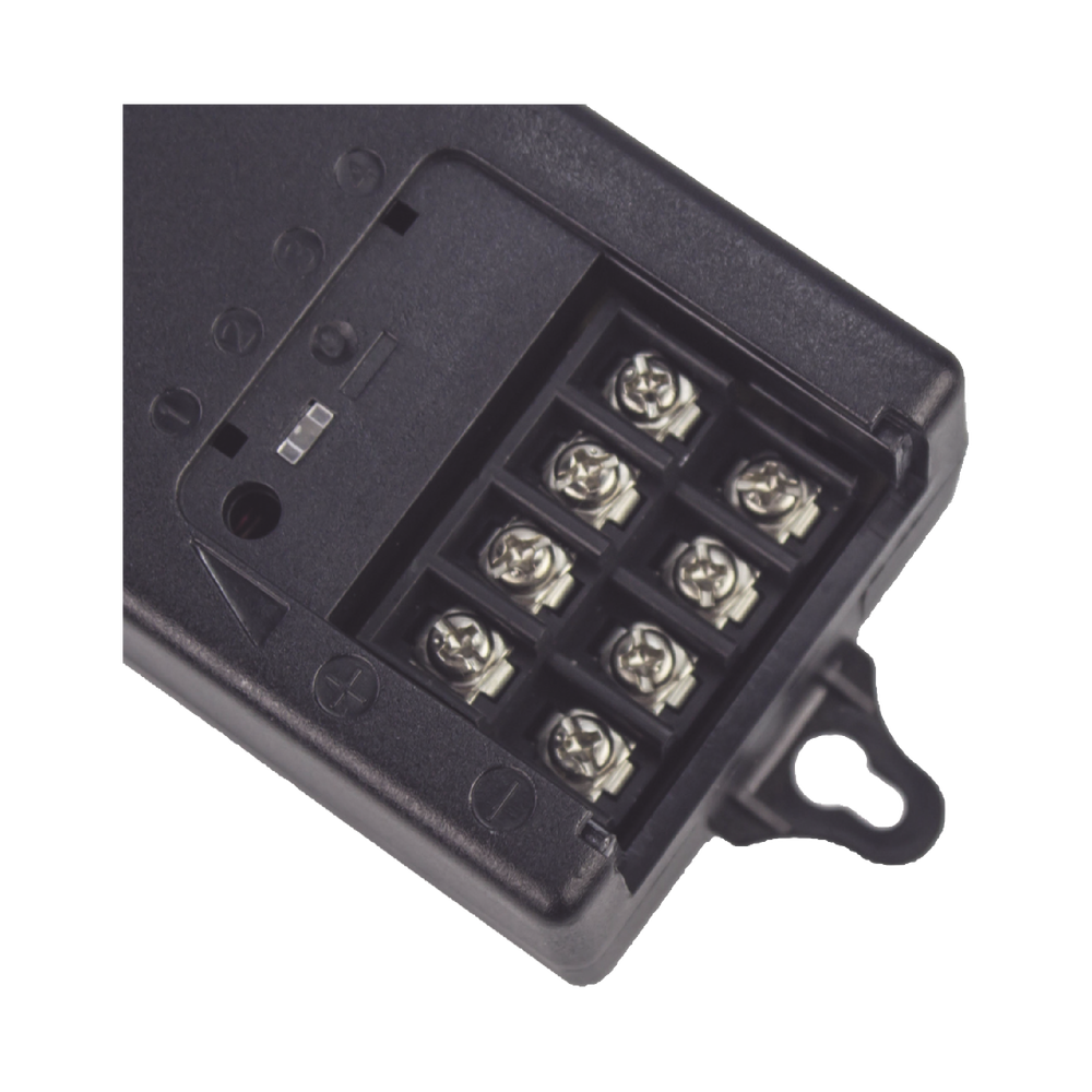 Fuente de Alimentación de 12 Vcd @ 5A / 4 Cámaras / FILTRO DE RUIDO ESPECIAL PARA CAMARAS 4K / Fusible Reseteable Inter Construido PTC / Protección Contra Sobre-Tensiones y Contra Cortocircuito / Recomendado para cámaras 4K.