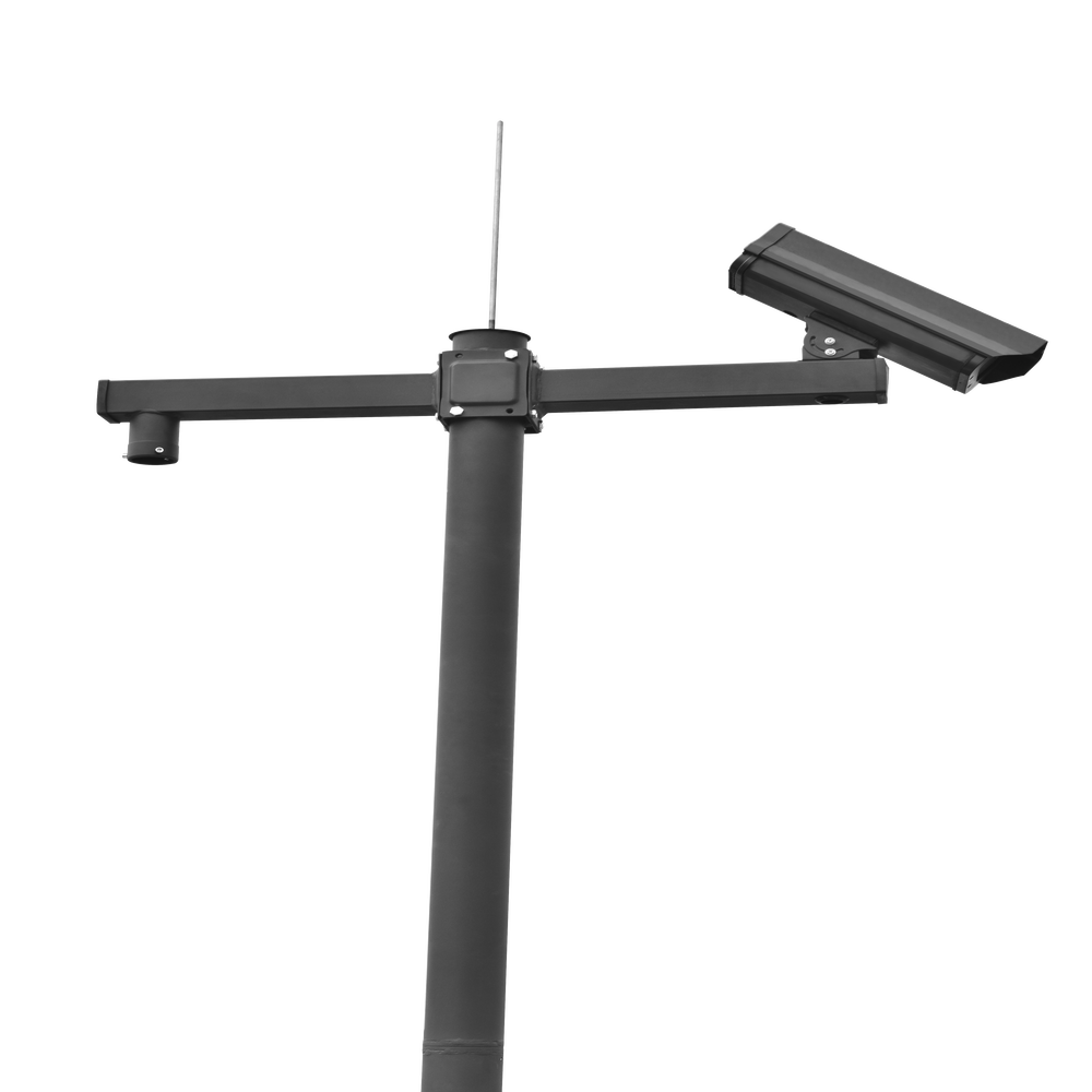 Poste seccionado de 6m, especializado para la instalación de CCTV, incluye base de cimentación, brazo para cámara PTZ, todo en color negro.