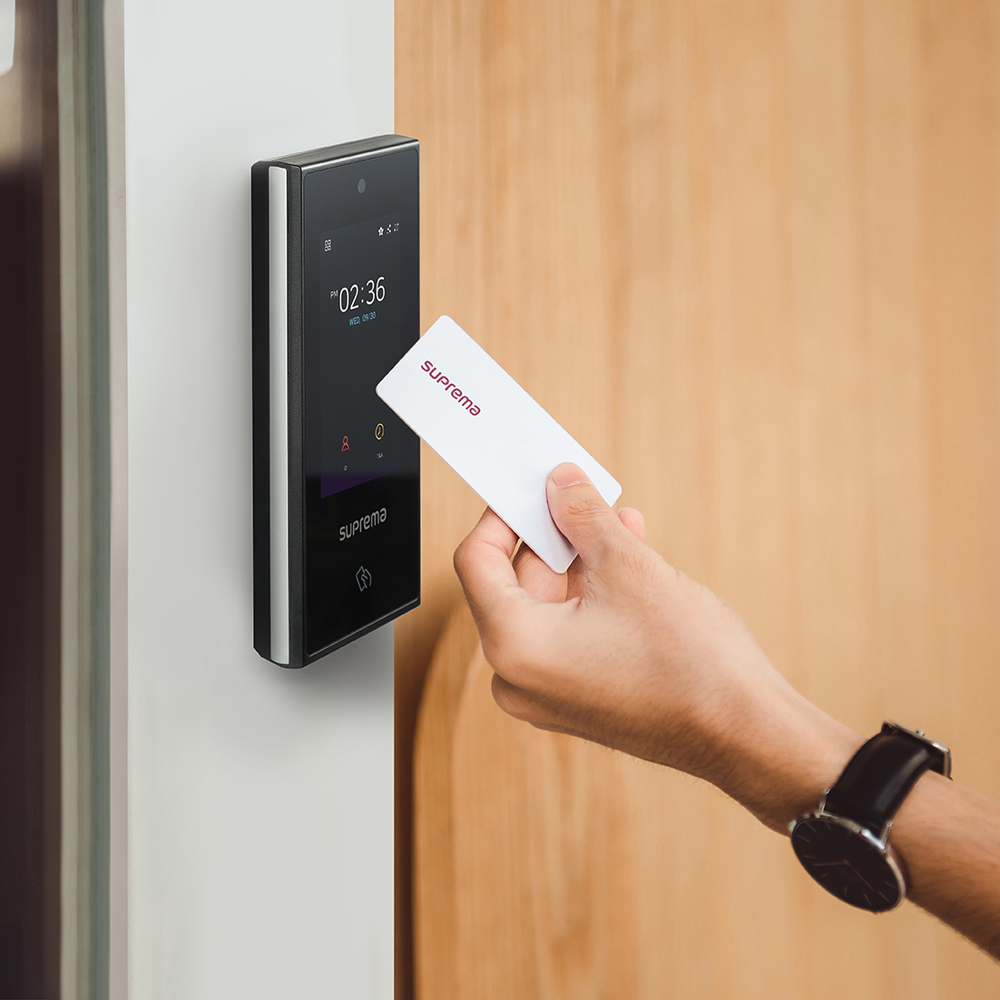 Multi-technology reader for Mifare cards and mobile phones via Bluetooth
