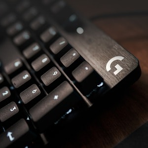 Teclado gamer Logitech G413 SE mecánico cable USB 2.0 LED