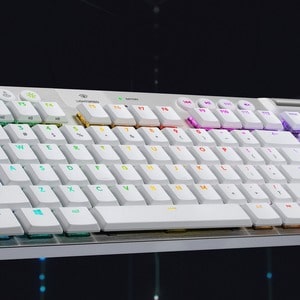 Teclado Logitech G915 TKL Lightspeed inalámbrico, mecánico, Bluetooth/Wi-Fi