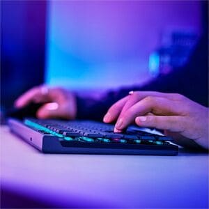 Teclado Logitech G515 Lightspeed TKL 920-012423 mecánico RGB Bluetooth