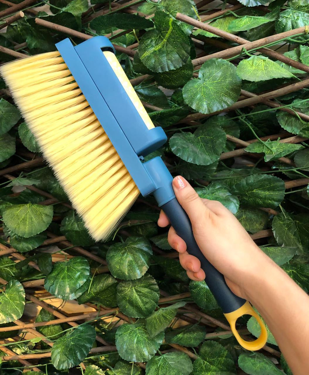 Escoba de mano para limpieza de muebles