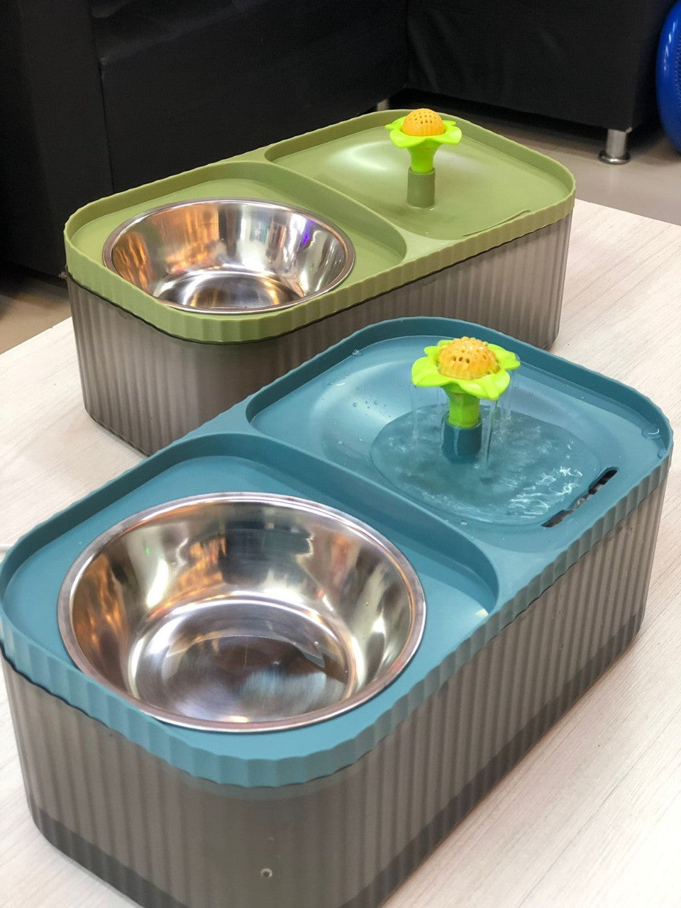 Comedero doble con fuente de agua