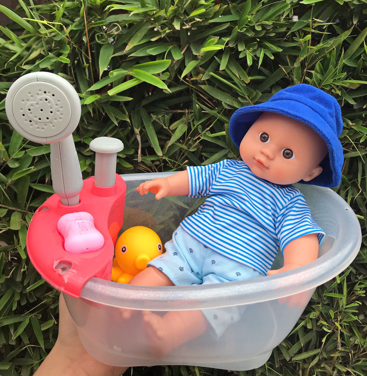 Bebé con mini bañera eléctrica