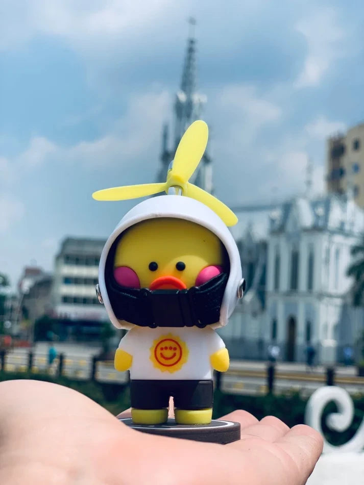 Pequeños patos amarillos con casco para