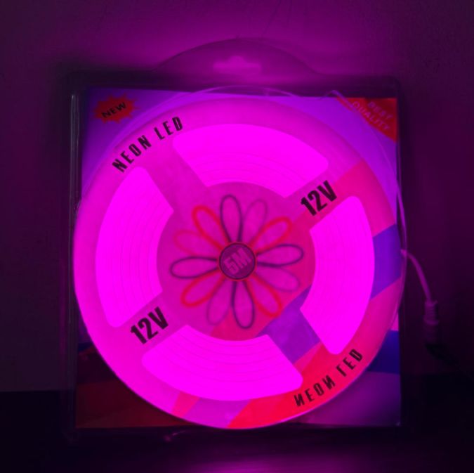 Tira LED rosada con adaptador