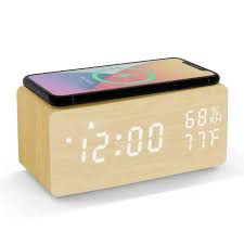 Reloj despertador y cargador