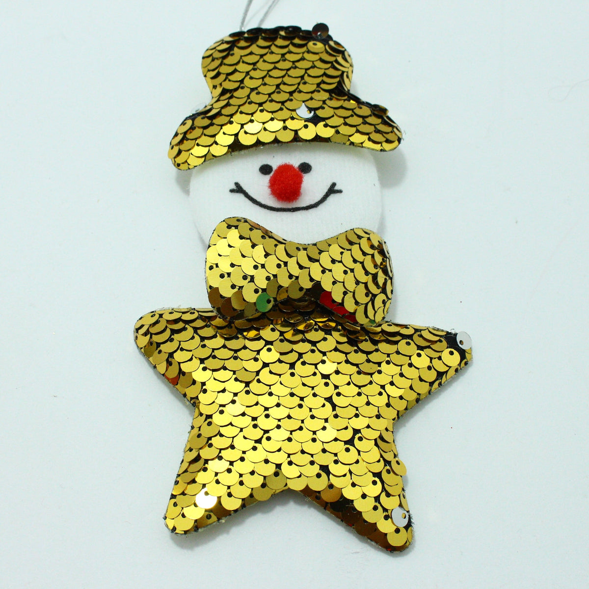Adornos navideños dorados surtidos.