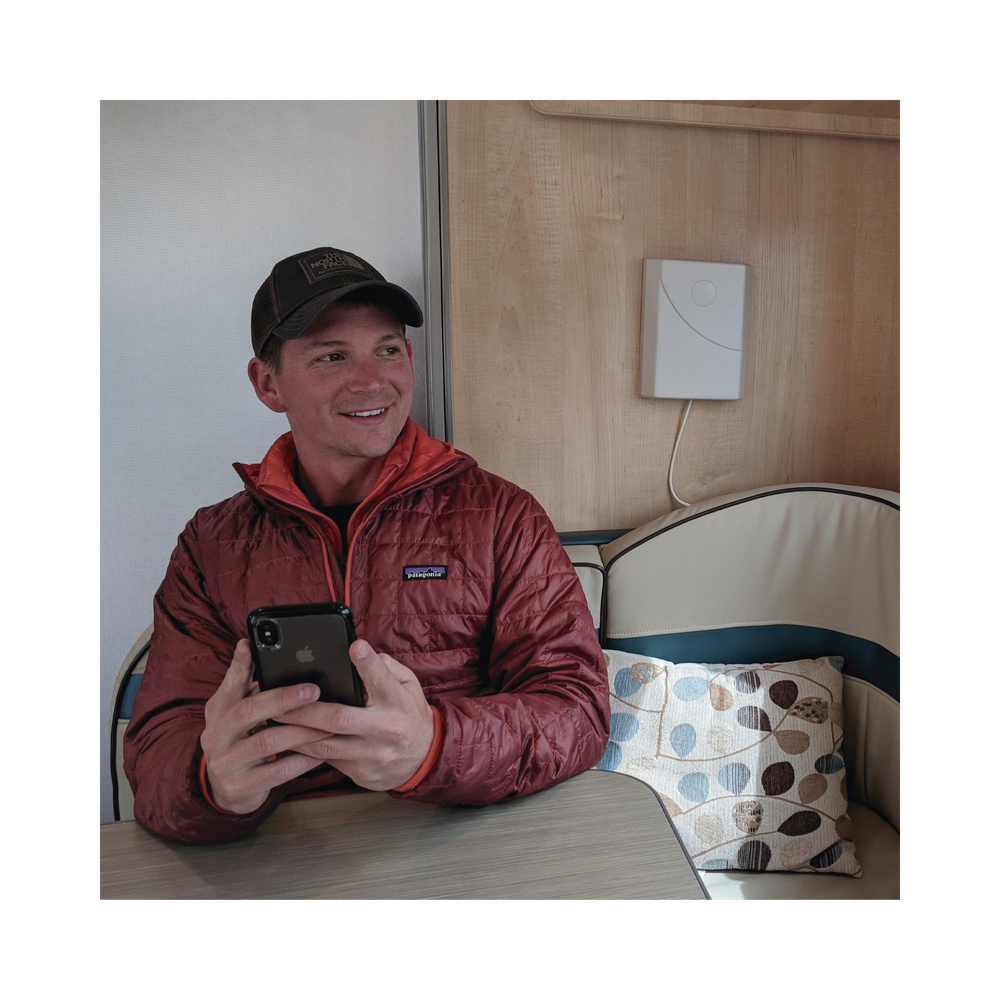 Kit de Amplificador de Señal Celular para Vehículo Recreacional u Oficina Móvil | 4G LTE 3G y 2G | 65 dB de Ganancia | Incluye Mástil Telescópico para Antena Exterior