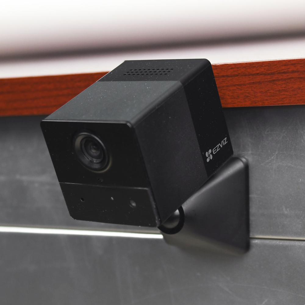 Mini Wireless IP Camera with Rechargeable Battery (Zero Cables) / 2 Megapixel 1080p / Indoor Use / Cloud Recording / Magnetic Base for Attaching to Metal Surfaces