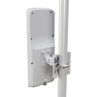 (mANTBox ax 15s) Estación base doble banda 2.4 / 5 GHz con una potente antena sectorial incorporada, RouterOS L4, Intern