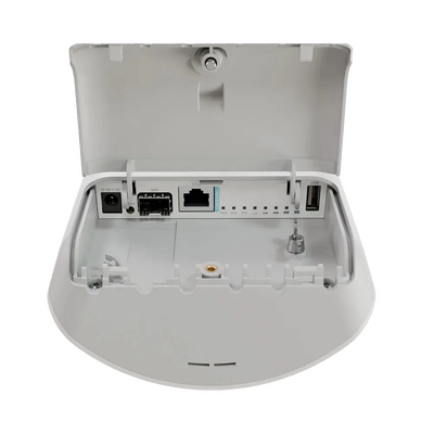 (mANTBox ax 15s) Estación base doble banda 2.4 / 5 GHz con una potente antena sectorial incorporada, RouterOS L4, Intern