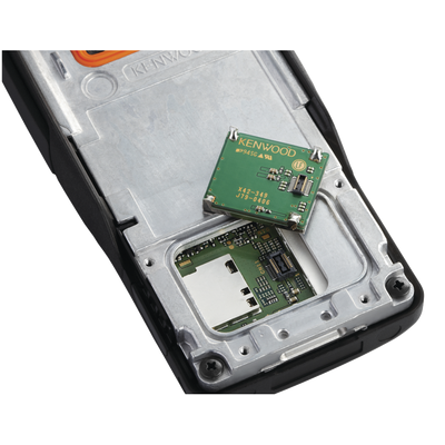 380-470 MHz, Int. Seguro, Digital NXDN-DMR-Analógico, 5 W, Bluetooth, GPS, MicroSD, 1024 Canales, Incluye Batería, carga