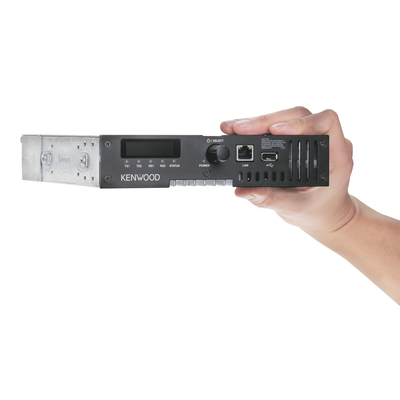 Repetidor UHF 400-470 MHz, Digital NXDN-DMR-Análogo, 40 Watts, puerto LAN, MIL-STD-810, SNMP, Inc. accesorios de inst.