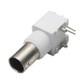  Conector BNC Hembra en Ángulo Recto para PCB, Postes y Patas, Cuerpo Termoplástico Blanco, Níquel/ Oro/ Polipropileno.