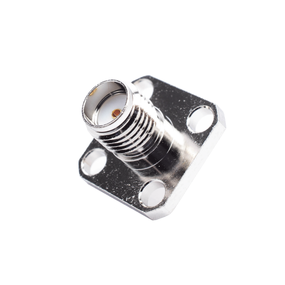 Conector SMA Hembra, Montaje de Panel Cuadrado, 4 Perforaciones, Soldable, Niquel/ Oro/ Teflón.
