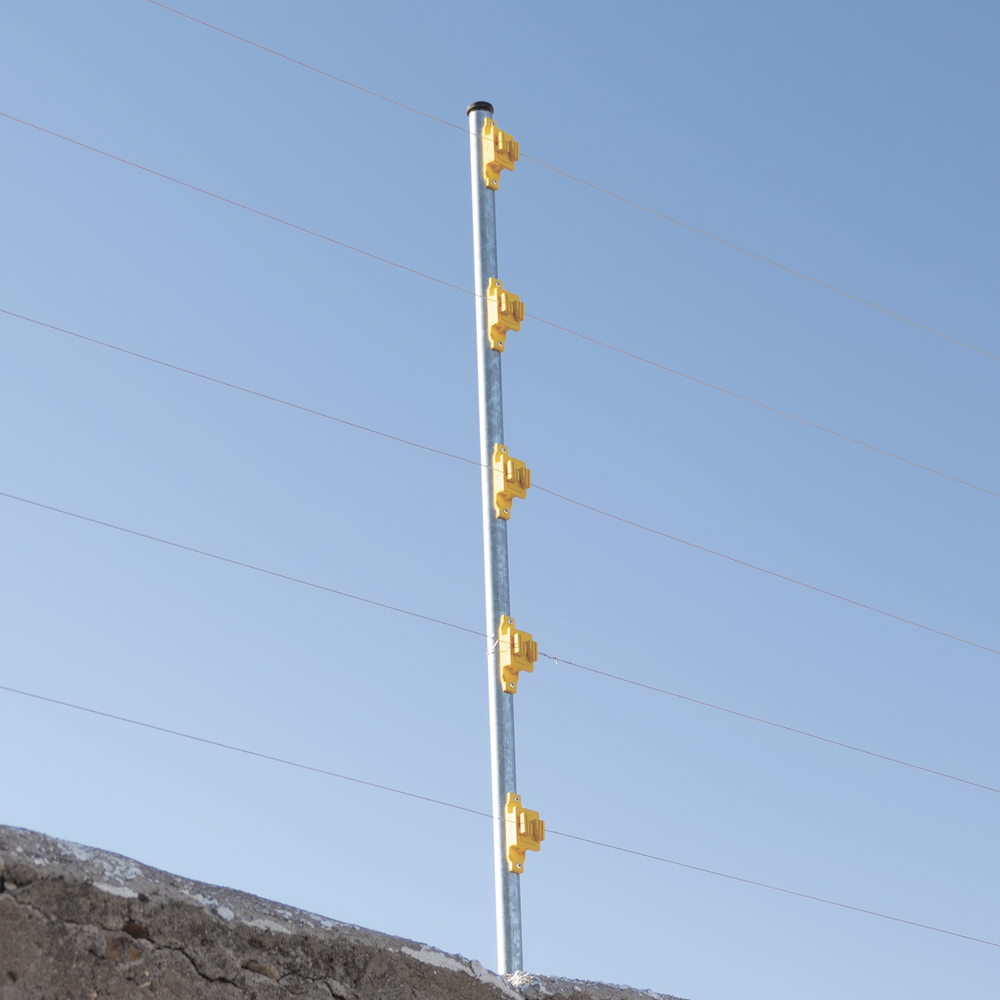 Aislador de Paso color Amarillo reforzado para cercos eléctricos, resistente al clima extremoso