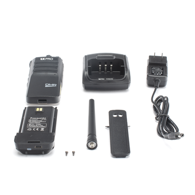 Radio Portátil Digital DMR en banda UHF 400-470 MHz / 4 Watts de Potencia Máxima / Incluye: Antena, Clip, Batería Y Carg